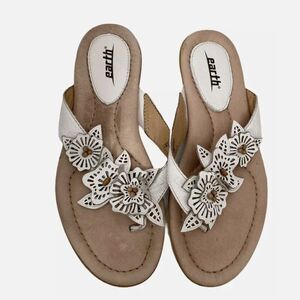 Earth brand Slip on Shoe Sandal White leather Flower Detail Flip Flop Sz 6B